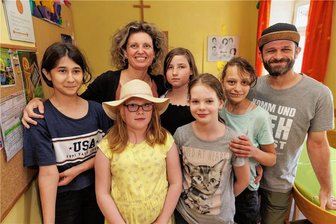 Wie der älteste eingetragene Verein in Annaberg-Buchholz ein Zeichen für die Stadt setzt - Freuen sich aufs Jubiläum: Shilla (11), Lucia (10), Kindertreff-Leiterin Michaela Wiesehütter, Julia (10), Vanessa (11), Leni (11) und Erzieher Ronny Hunger (v. l. n. r.).
