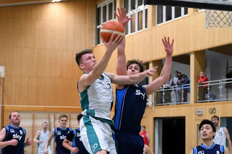 Wie der Basketballverein Lichtenstein etwas vom Erfolg der Niners Chemnitz profitiert - und warum das Probleme bereitet - Früher waren die BV-Basketballer (dunkle Trikots, hier in einem Spiel aus dem Jahr 2017 gegen Dittersbach) im Spielbetrieb aktiv. Mittlerweile fokussiert sich der Verein auf den Freizeitsport.