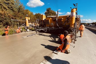 Wie der Beton gehärtet wurde: Auf Sachsens heikelster Autobahn-Baustelle gehen die Arbeiten in die entscheidende Phase - Pause machen? Für Bauarbeiter ja, für die Maschinen nicht: Die neue Fahrbahn der A 4 Dresden-Chemnitz im Bereich der Anschlussstelle Wilsdruff bekommt derzeit den letzten Schliff.