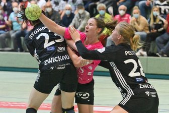 Wie der BSV einen Schritt zurück macht, um nach vorn zu kommen - Toreschießen war gegen Zwickau zuletzt nicht nur für Metzingens Marte Juuhl Svensson (M.) ein hartes Stück Arbeit. Simona Stojkovska (l.) und Alisa Pester (r.) ließen mit dem BSV zweimal nur 22 Gegentreffer zu.