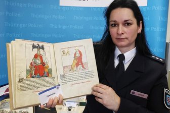 Wie der Bücher-Betrug gutgläubige Rentner in den Ruin treibt - Polizeihauptkommissarin Katja Ridder mit einem Faksimile-Buch, das Polizeibeamte im Februar neben Bargeld und Sachwerten beschlagnahmt haben.