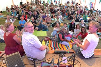Wie der Bürgermeister das Yogafestival in Burkersdorf sieht - Beim Ananda-Spirit-Festival in Burkersdorf, Ortsteil von Reinsberg, war Bürgermeister Markus Buschkühl (M.) dabei.