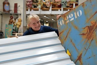 Wie der Container in die Oper kam - Im Malsaal des Mittelsächsischen Theaters zeigt Theatermalerin Karin Freiwerth einen Vorentwurf sowie ein Trapezblech.