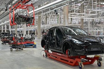 Wie der Erfolg von Tesla den VW-Konzern herausfordert - Ein im Bau befindlicher Tesla Model Y steht in einer Produktionshalle der Tesla Gigafactory in Grünheide. Noch befindet sich das Werk in der Vorserienphase. Doch ab Ende dieses Jahres sollen die ersten Fahrzeuge vom Band rollen.