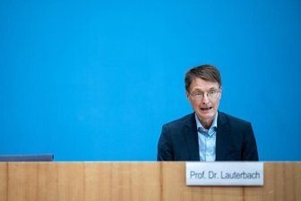 Wie der Gesundheitsminister den Impfstoffmangel beheben will -            Karl Lauterbach war 2021 Dauergast in den Talkshows.