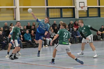 Wie der HC Pleißental am Durchmarsch in die Handball-Regionsoberliga arbeitet - Philipp Knape erzielt in dieser Situation eins seiner acht Tore. Er war damit bester Werfer des HC Pleißental im Spitzenspiel.