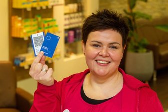 Wie der Impfnachweis im Scheckkartenformat ankommt - Vorne blau, hinten der QR-Code: Isabelle Täschner von der Plauener Apotheke am Löwel-Platz zeigt, wie die Immunkarte aussieht. 
