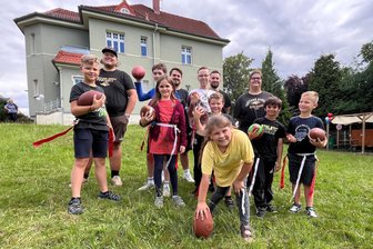 Wie der Jugendclub „Moskito“ in Reichenbach in eine neue Ära startet - Die Vogtland Rebels brachten interessierten Jungen und Mädchen bei der Wiedereröffnung des Jugendclubs „Moskito“ in Reichenbach die Sportart American Football näher.