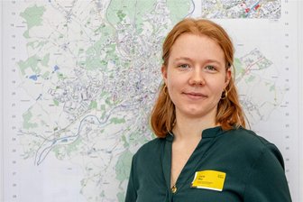 Wie der Klimawandel Plauen verändert: Das sind die Ergebnisse einer Untersuchung - Carla May ist die Plauener Klimaanpassungsmanagerin. Sie stellte am Donnerstag bei einem Bürgerforum die Ergebnisse der von der Stadtverwaltung in Auftrag gegebenen Bestands- sowie Betroffenheitsanalyse des Thüringer Instituts für Nachhaltigkeit und Klimaschutz vor.
