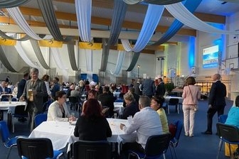 Wie der Landrat ins Goldene Buch der Stadt kam - Mehr als 300 Gäste feierten am Freitag beim Sommerfest Mittweida 2022 in der Sporthalle am Schwanenteich.
