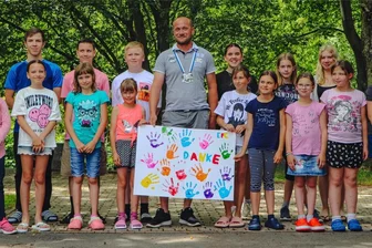 Wie der Nachwuchs des Elsterberger Faschingsclubs jetzt die Saison abgeschlossen hat - Die Kinder der EFC-Tanzgruppe bedanken sich bei Rico Soßna für die Unterstützung mit einem Dankeschönplakat.