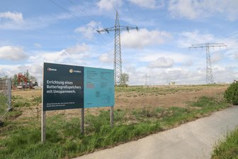 Wie der neue große Stromspeicher in Chemnitz funktionieren soll - Hinter dem Firmenschild neben der Leipziger Straße drehen sich die Bagger für einen Batteriegroßspeicher mit Umspannwerk in Röhrsdorf.