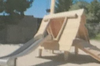 Wie der neue Spielplatz aussehen soll - Als großer Kletterkombination ist das Modell "Schmetterling" geplant.