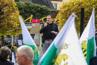 Wie der Rechtsruck bei der OB-Wahl in Aue-Bad Schlema zu erklären ist - Mit Kundgebungen – wie hier am Postplatz in Aue – ist Stefan Hartung (rechtsextreme „Freie Sachsen“) in den vergangenen Jahren immer wieder im Stadtgebiet präsent gewesen.