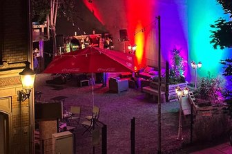 Wie der Reichenbacher Event-Garten in die Saison startet - Bald wird es an der Reichenbacher Zenkergasse abends wieder hell. Der Event-Garten von „Connys Bar“ gleich nebenan geht in seine fünfte Saison.