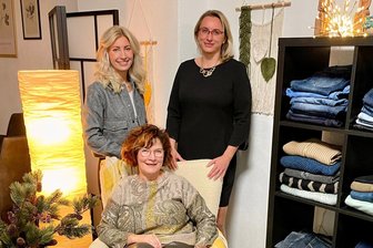 Wie der richtige BH das Leben verändern kann – eine Brafitterin klärt auf - Chefin Kerstin Bleyl (sitzend) mit ihrer Tocher Isabel Kröber (hinten links) freut sich auf die neuen Geschäftsräume in der Nähe des Stollberger Marktes. Die Brafitterin Susanne Kölbl (hinten rechts), haben sie zum Themenabend eingeladen. Kennengelernt hatten sich die Damen über Social Media.