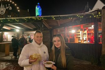 Victoria Ewertowski 20 aus Bräunsdorf (links) und Leoni-Danielle Engel (19) auf dem Christmarkt vor dem Otto, inzwischen neongrün, blau und lilafarben.