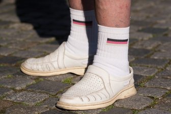 Sonntags gibt's in aller Regel mehr Freizeit als an anderen Tagen, und Freizeit sieht in Deutschland mitunter immer noch so aus wie auf diesem Foto. Deutsche, so ergab eine Umfrage vor einigen Jahren, lieben Gartenzwerge und Fußball, teilen die Rechnung und halten die Sonntagsruhe in Ehren.