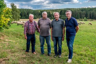 Wie der Staat DDR im Vogtland Leben zerstörte - Dietmar Kühn (links) und Peter Stehr (rechts) trieben das Gedenkorte-Projekt voran – mithilfe von Zeitzeugen und Hinweisgebern wie Günther Penzel (2. von links) und Günter Eichhorn.