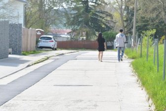 Wie der Ukraine-Krieg Bauarbeiten in Oederan bremst - Die Lessingstraße in Oederan müsste grundsaniert werden. Auch Wasser- und Abwasserleitungen sollen ersetzt werden.