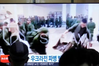 Wie der Ukrainekrieg die globale Blockbildung forciert - In einer südkoreanischen Nachrichtensendung sind Soldaten zu sehen, die vermutlich aus Nordkorea stammen. Seoul wirft dem Norden vor, Russland Soldaten für den Ukrainekrieg zur Verfügung zu stellen.