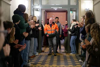 Wie der Vater so der Sohn: Applaus für den Hausmeister am Gymnasium Rochlitz - Für die Verabschiedung von Hausmeister Holger Volknant haben die Schülerinnen und Schüler des Rochlitzer Gymnasiums ein Spalier gebildet.