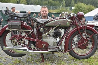 Wie der Vater, so der Sohn: Liebe zum D-Rad steckt Vogtländer an - Mehr als 100 Liebhaber von Motorrädern der Marke D-Rad trafen sich am Wochenende in Oelsnitz. Federführend organisiert wurde es von Kevin Ranacher.