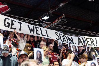Wie der verletzte Niners-Star Aher Uguak auf die besondere Aktion der Chemnitzer Fans reagiert - Die Fans der Niners entrollten vor dem Spiel gegen Braunschweig ein Spruchband mit Genesungswünschen für den verletzten Spieler Aher Uguak, der am Montag operiert wird.