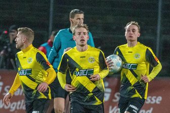 Wie der VFC Plauen den Halleschen FC doch noch ins Schwimmen brachte - Der Plauener Torschütze Max Winter (Mitte) und seine Teamkollegen Alexander Morosow (links) und Fabio Riedl (rechts) hatten es nach dem Anschlusstreffer eilig. Der Ausgleich gelang Plauen gegen Halle aber nicht mehr.