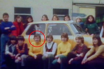 Wie der Zwickauer Trabi-Rekord-Versuch zu einer Hochzeit führte - Diese 17 Personen fanden vor 45 Jahren im Trabant Platz. Eingekreist ist die damals 17-jährige Michaela Lorenz.