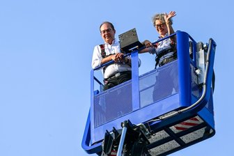 Wie Deutschland künftig besser auf Krisen reagieren will - Im vergangenen Sommer ließ sich Bundesinnenminister Alexander Dobrindt (CSU) in Quedlinburg unter anderem zeigen, wie Ehrenamtliche des THW mit schwerem Gerät bei der Bergung von Menschen aus eingestürzten Gebäuden helfen können. (Archivbild)