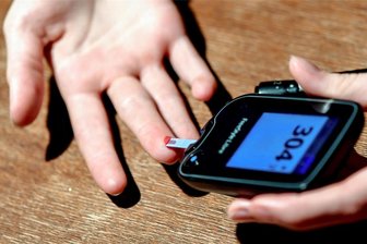 Wie Diabetiker jetzt gut durch die Sommerhitze kommen - Regelmäßig den Blutzucker messen ist das A und O bei sommerlichen Temperaturen. Die Hände sollten dabei trocken sein.