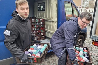 Wie die 10.000 Tassen auf dem Zwickauer Weihnachtsmarkt gereinigt werden: „Mit ein bisschen Fit ist es nicht getan“ - Tim Dombrowski (links) und Tommy Wild gehören zu den fleißigen Helfern hinter den Kulissen, die die Glühweintassen reinigen und wieder zum Markt bringen.