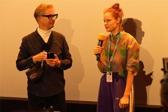 Wie die 58. Internationalen Hofer Filmtage Film und Kino feiern - Der Künstlerische Leiter der Internationalen Hofer Filmtage Thorsten Schaumann (links) mit Regisseurin des Kurzfilms „Domesticated“ Emma Bading.