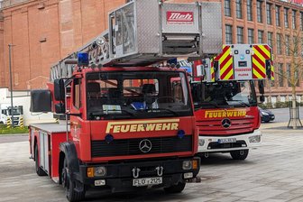 Wie die alte Feuerwehr-Drehleiter aus Flöha zu einem VW Polo schrumpft - Die Drehleiterfahrzeuge der Feuerwehr Flöha