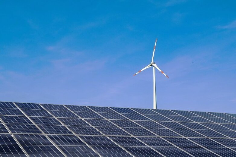 Wie die Ampel-Koalition die Energiewende schaffen will - Der Anteil von erneuerbaren Energien wie Photovoltaik und Windkraft an der Stromerzeugung ist im ersten Halbjahr 2022 auf 49 Prozent gestiegen. 