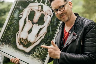 Wie die Band The Gallery aus Aue über Youtube verspätet zu ihrem Weltruhm kam - Verspätete Legendenbildung: Der erzgebirgische Musiker Gunnar Mothes mit einem alten Plakat des Covermotivs von "Fateful Passion", dem zweiten Album seiner Band The Gallery.