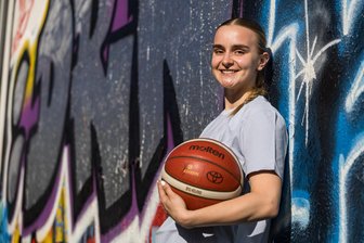 Wie die Basketballer der Niners Chemnitz dem Frauenteam der Chemcats zu ihrem einzigen Neuzugang verholfen haben - Lilly Oswald ist neu bei den Chemcats.