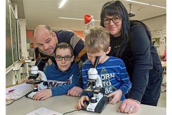 Wie die Bergstadtschule Sayda Schüler begeistert: Knallgasreaktion und Boogie-Woogie-Flötensound - Tag der offenen Tür an der Bergstadtschule Sayda: Sandra und Andreas Frohs sind mit ihren Jungs Jannik (l.) und Lenny gekommen, versuchen sich im Bio-Kabinett im Mikroskopieren.