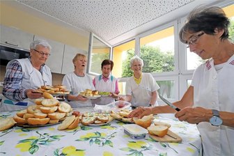 Wie die Blutspende-Omis aus Holzhau dem DRK helfen - Mit guter Laune für die gute Sache: Renate Drechsler, Traudel Sclesier, Rosi Augustin, Annelie Winter und Margot Hartwig (v. l.) beim Brötchenschmieren.