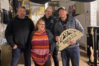 Wie die Böhsen Onkelz im Erzgebirge zur Ersatzreligion wurden - Plaudertaschen: Die Redakteure Tim Hofmann und Sara Thiel nach der Podcast-Aufnahme mit Bassist Holger Rockstroh (links) und Sänger Dirk Wölfl (rechts) im Proberaum der "Engel in Zivil".