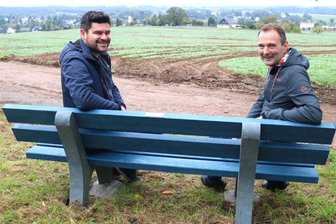 Wie die Bürgerinitiative Niederwiesa zu ihrem Versprechen steht - Thomas Löser (r.) und Richard Hamann freuen sich. Die beiden ersten Ruhebänke sind in Niederwiesa aufgestellt worden.