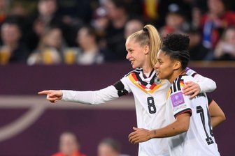 Wie die Bundesliga um ihre besten Fußballerinnen kämpft - Zwei für die Insel: Vivien Endemann (l) wechselt nach Liverpool, Shekiera Martinez spielt bei West Ham.