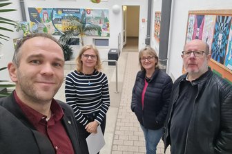 Wie die CDU auf Gerüchte um Kita- und Grundschulschließungen in Reichenbach reagiert - CDU-Stadträte mit Schulleiterin Simone Wünsch (2. v. l.) in der Weinhold-Grundschule.