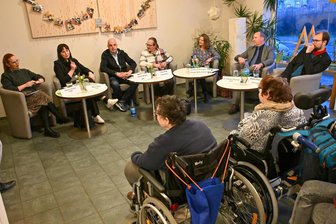 Wie die Chemnitzer Bundestagskandidaten Behinderte unterstützen wollen - Das Podium im Club Heinrich: Norma Grube (FDP), Nora Seitz (CDU), Detlef Müller (SPD), Moderator Kay Uhrig (Mobile Behindertenhilfe), Christin Furtenbacher (Grüne), Christian Schweiger (BSW) und Marten Henning (Die Linke).