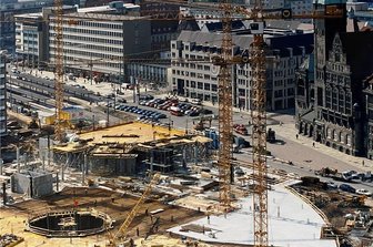 Wie die Chemnitzer Innenstadt geplant wurde - eine Geschichte mit Erfolgen und Irrwegen - Die Aufnahme vom April 1999 zeigt die Baustelle des Einkaufszentrums Galerie Roter Turm. Hinten links ist die Zentralhaltestelle in ihrer früheren Form zu erkennen. Dass Besucher dort des Öfteren fragten, wie sie ins Zentrum kommen, war kein Witz, sondern Realität.