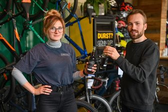 Wie die Chemnitzer "Karls Kola" entstand - Die jungen Erfinder der "Karls Kola" Luise Günther und Jakob Weiß in ihrem Geschäft Radstop an der Michaelstraße, in dem Fahrräder verkauft und repariert werden.