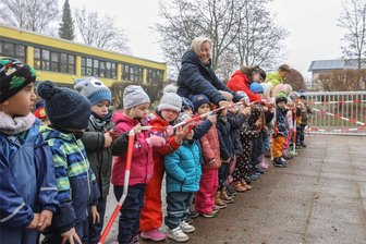 Wie die Chemnitzer Kita „Kindertreffpunkt“ zu Fußballtoren kam - Wie die Großen: Kinder aus der Kita „Kindertreffpunkt“ in Gablenz schneiden ein Band durch und weihen so ihren Fußballplatz samt neuer, sehr stabiler Tore ein.
