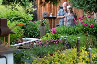 Wie die Dicks aus Freiberg aus einer Ödnis einen Park machten - Doris und Detlef Dick inmitten ihres privaten Gartenparadieses. Am Wochenende öffnen sie es allen, die Interesse haben.