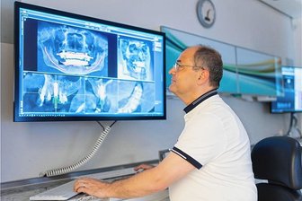 Wie die Digitalisierung die Behandlung beim Zahnarzt revolutioniert - Zahnarzt Dr. Conrad Kühnöl plant am PC ein Implantat, das er genau an die umgebenden Zähne anpassen kann. Dabei sieht er, wo die Nerven verlaufen und wie tief die künstliche Wurzel sitzen darf.